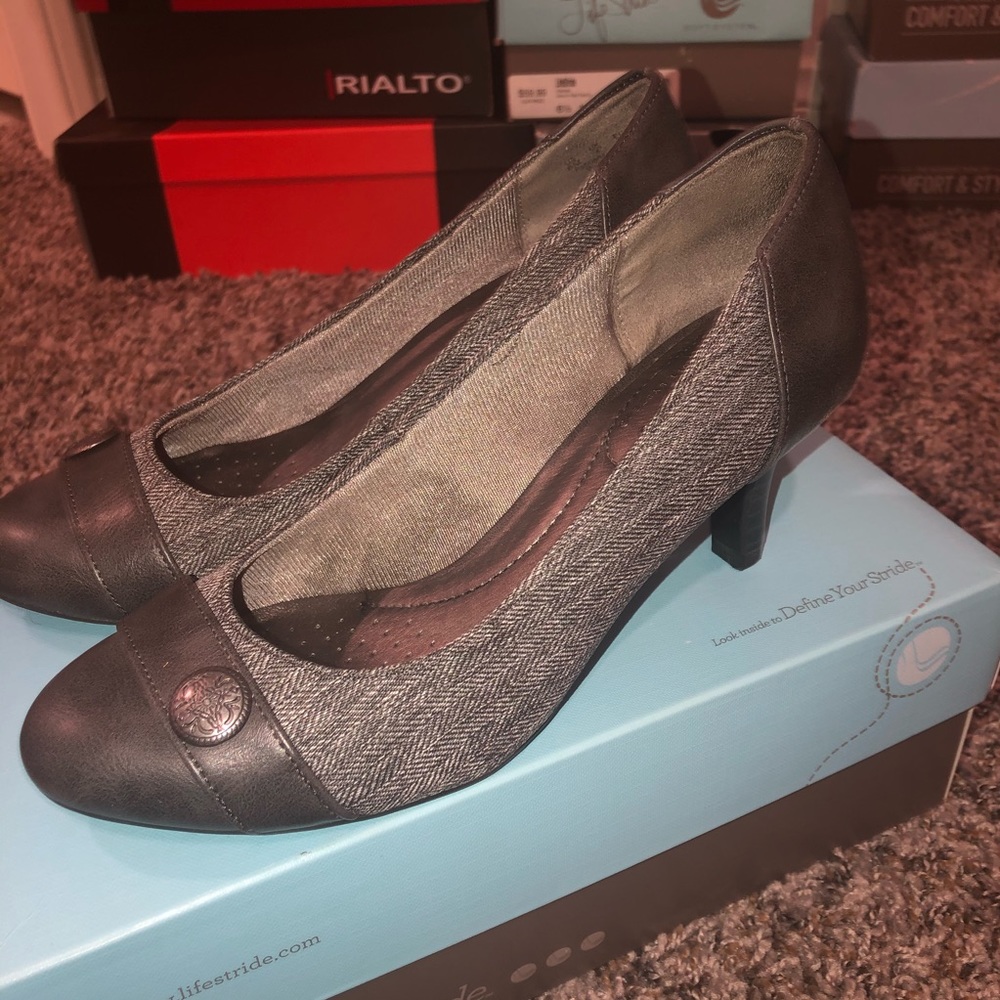 Grey pumps